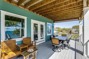 Outdoor dining - Gorgeous Waterfront House On The Sound | New Pool | Large Dock & Boat Lift | Covered Parking (Gulf Breeze)
