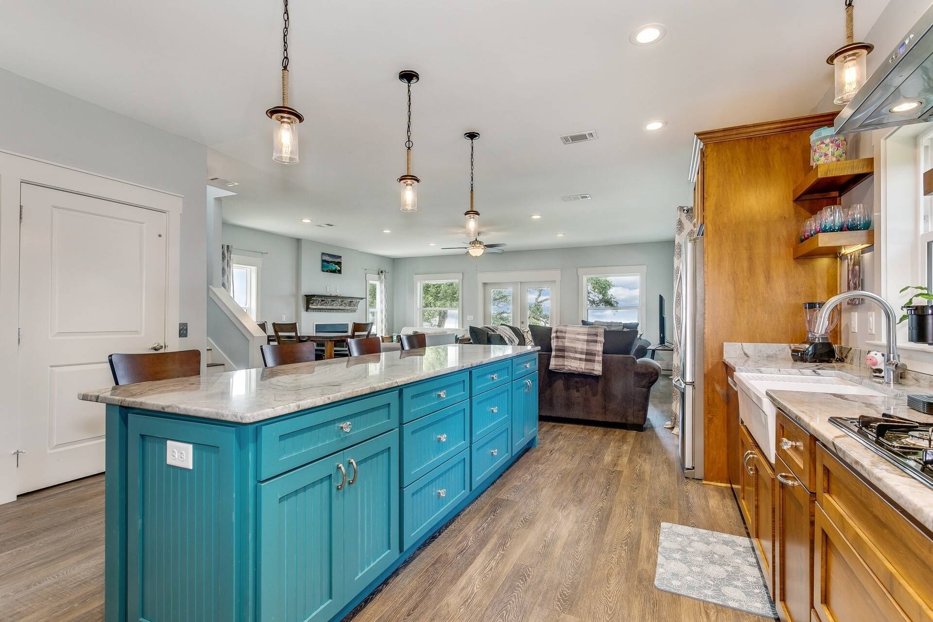 Réfrigérateur, four à micro-ondes, lave-vaisselle, cafetière-théière