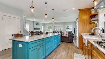 Réfrigérateur, four à micro-ondes, lave-vaisselle, cafetière-théière