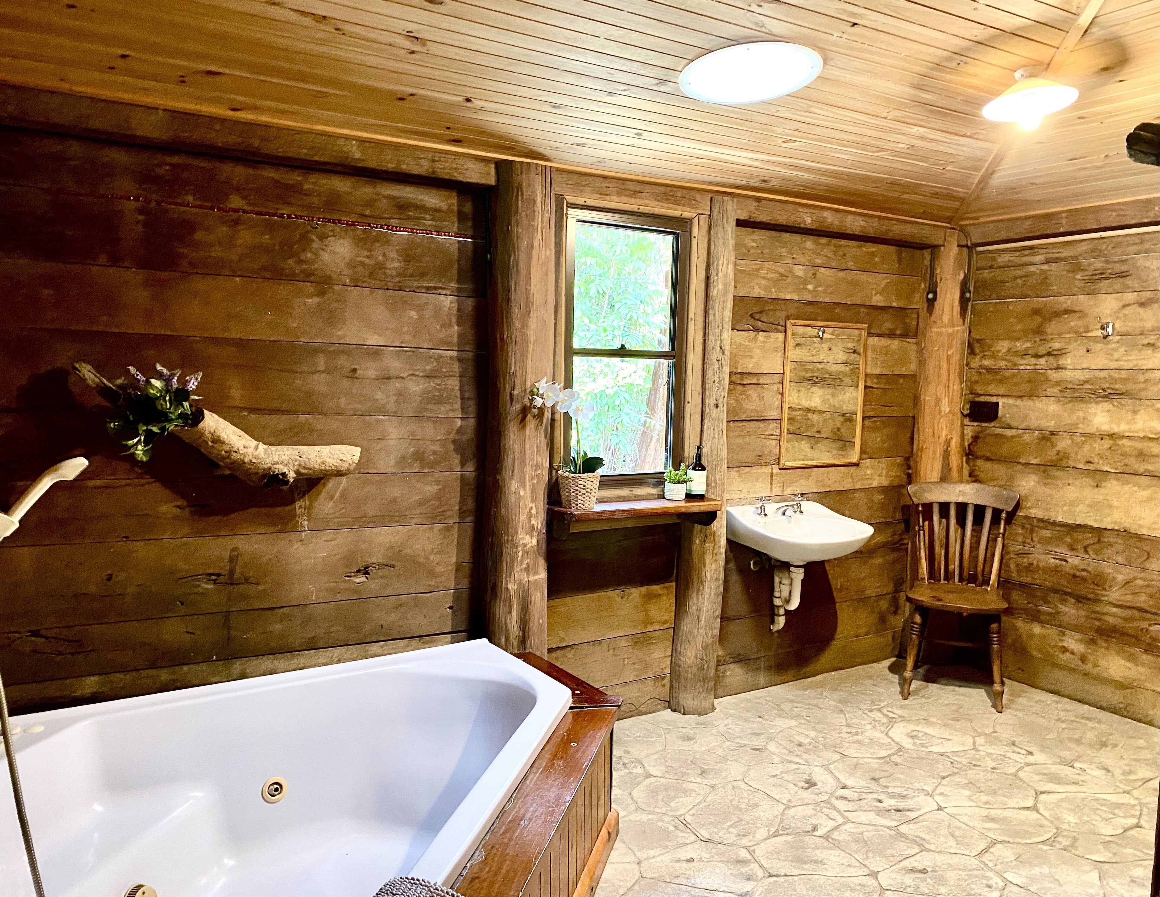 Ironbark Romantic Cabin | Bathroom