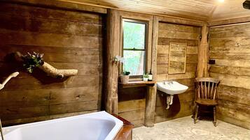 Ironbark Romantic Cabin | Bathroom