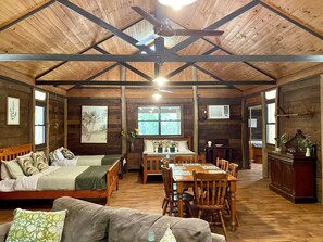 グランド キャビン (Heritage Grand Cabin) | リビング エリア | 液晶テレビ、DVD プレーヤー