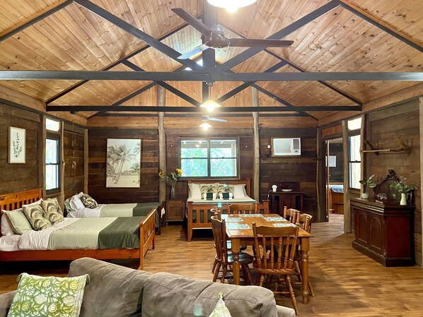 Heritage Grand Cabin | Living area