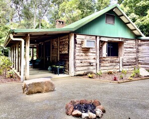 Ironbark Romantic Cabin | Premium bedding, individually decorated, individually furnished - Ferns Hideaway Resort (Byfield)