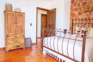 2 bedrooms, iron/ironing board, internet, bed sheets