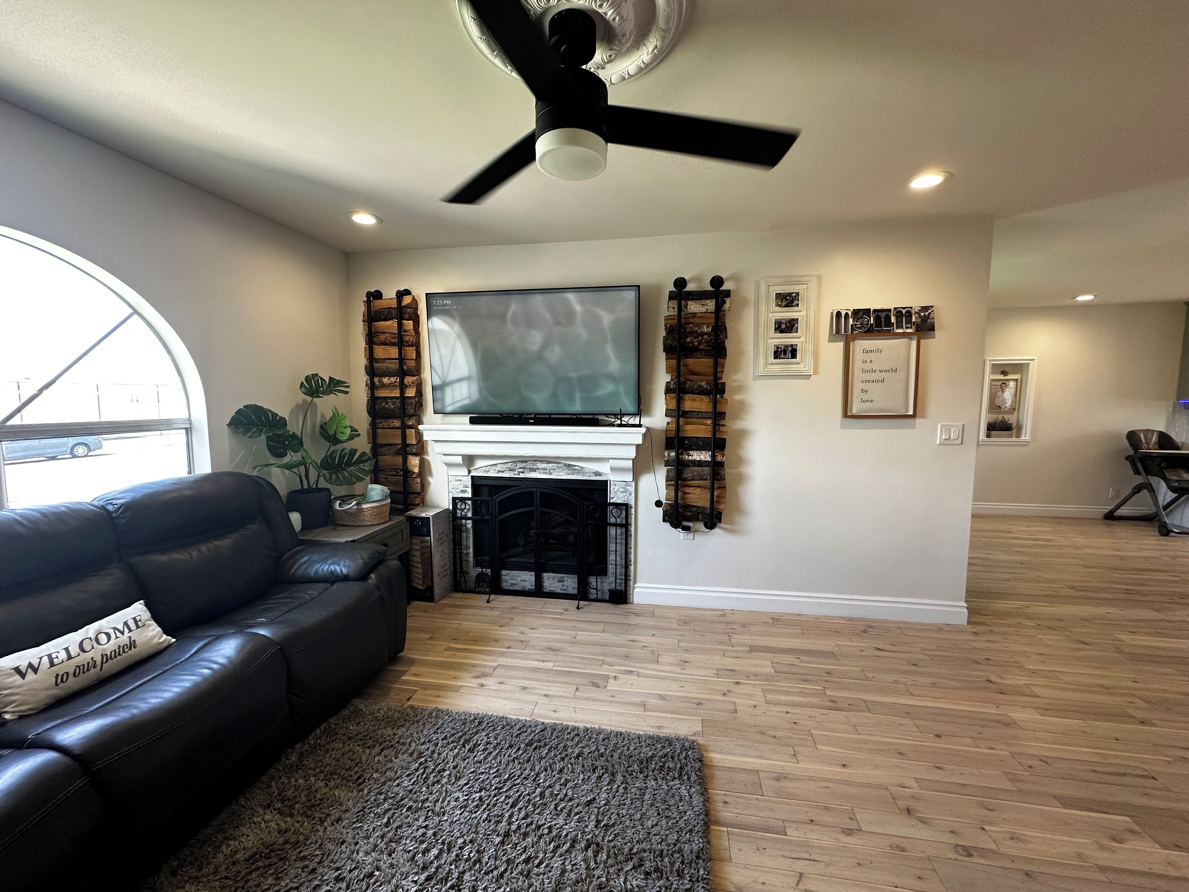 Smart TV, chimenea, videojuegos y reproductor de DVD 