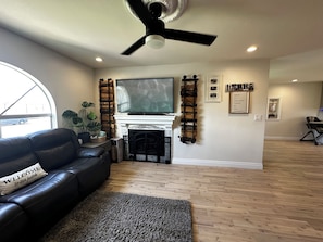 TV connectée, cheminée, jeux vidéo, lecteur de DVD