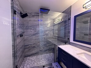 Combinazione doccia/vasca, asciugacapelli, asciugamani, sapone