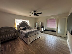 3 camere, una scrivania, ferro/asse da stiro, culla da viaggio