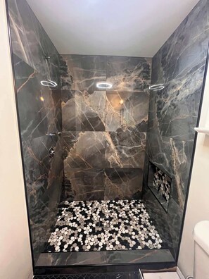 Duschwanne, Haartrockner, Shampoo
