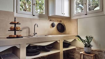 Geladeira, fogão, cafeteira/chaleira