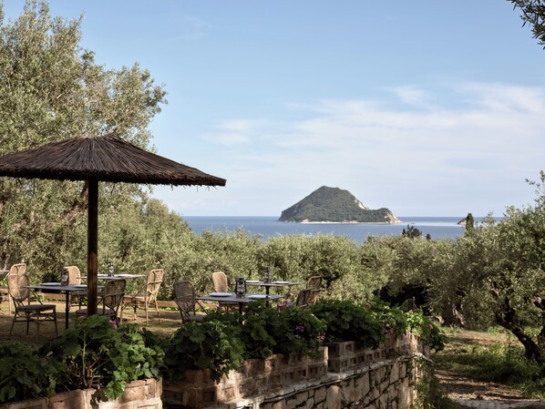 Outdoor dining - Leedas Maisonette Suite - 2 Bedrooms (Zakynthos)