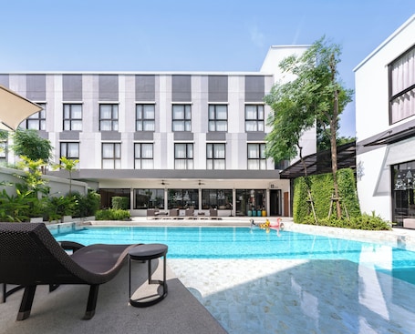 Una piscina al aire libre