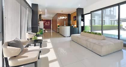 Gate43 Airport Hotel