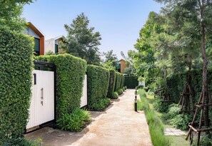 Deluxe Villa | Premium bedding, soundproofing, free WiFi, bed sheets - Gate43 Airport Hotel (Bang Phli)