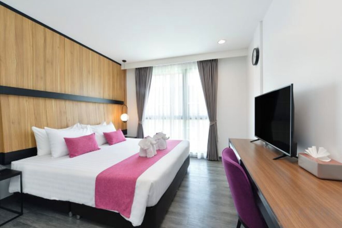 Deluxe King Room With Pool View