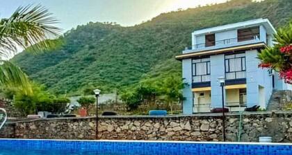 Romantic Pool Villa In Udaipur