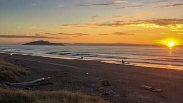 Playa en los alrededores, camastros y toallas de playa
