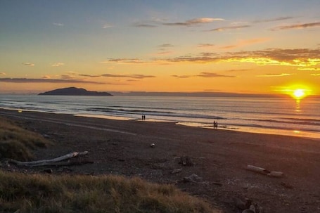 Beach nearby, sun-loungers, beach towels. Classic Kiwi Bach at Otaki Beach. Pet and Family Friendly!