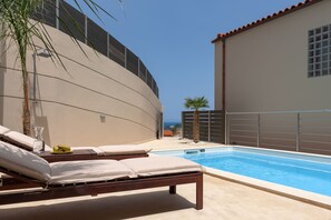 Una piscina al aire libre, una piscina climatizada