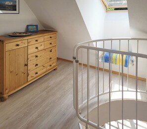 2 bedrooms, travel crib, free WiFi - Fewo im 1. OG, Max. 4 Erw. u.1 Kleinkind bis 3 Jahre, Wlan, Süd-balkon, Haustier (Prerow)