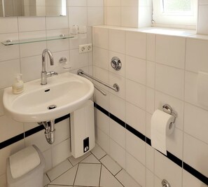 Shower - Fewo im 1. OG, Max. 4 Erw. u.1 Kleinkind bis 3 Jahre, Wlan, Süd-balkon, Haustier (Prerow)
