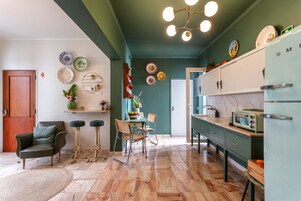 12-英寸纯平电视 （配备有线频道）、电视