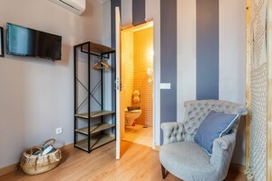 设计客房 (3) | 起居区 | 12-英寸纯平电视 （配备有线频道）、电视