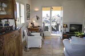 Télévision, cheminée, lecteur de DVD, livres