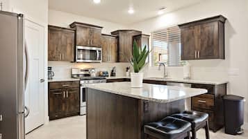 Townhome, 5 Bedrooms | Private kitchen