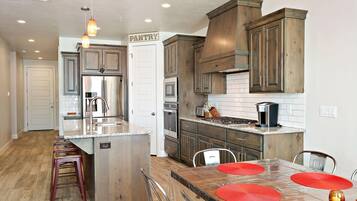 Townhome, 4 Bedrooms | Private kitchen