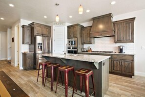 Townhome, 4 Bedrooms | Private kitchen