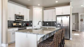 House, 4 Bedrooms | Private kitchen