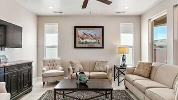 House, 4 Bedrooms | Living room