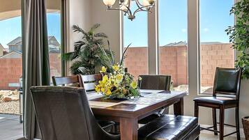 House, 4 Bedrooms | In-room dining