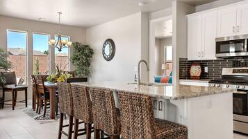 House, 4 Bedrooms | Private kitchen