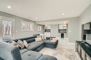 Télévision, cheminée, espaces bureaux