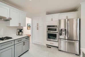 Kjøleskap, mikrobølgeovn, ovn og kokeplater