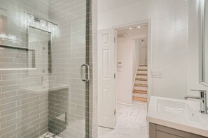 Baignoire, sèche-cheveux, serviettes fournies, shampoing