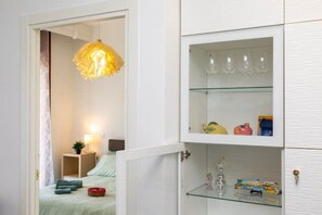 1 habitación, tabla de planchar con plancha, wifi gratis y ropa de cama