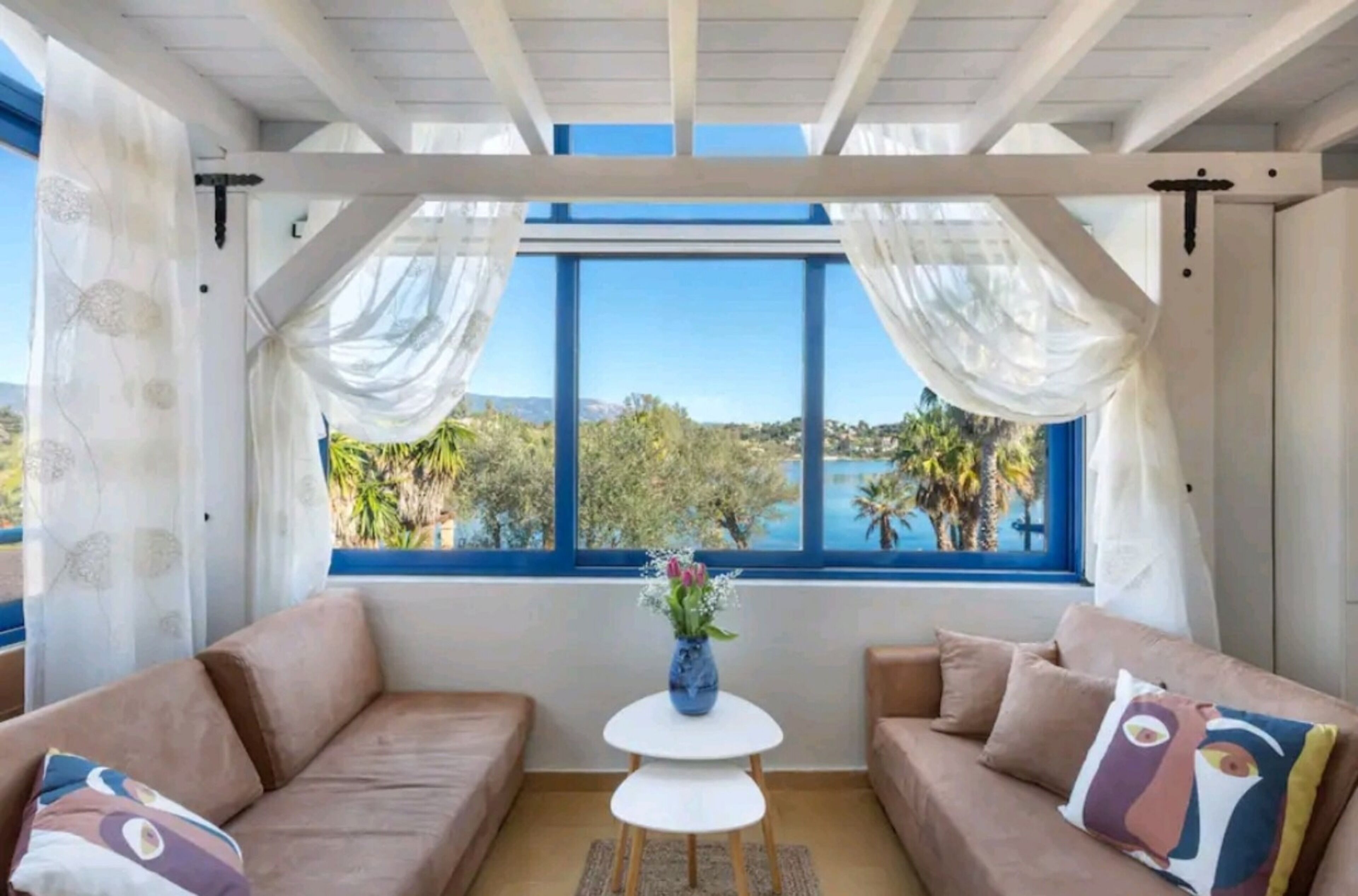 Apartament de luxe, 2 dormitoris, vistes al mar | Sala d'estar | Televisor intel·ligent, Netflix i serveis de streaming 