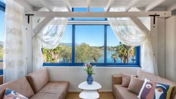 Apartamento superluxo, 2 quartos, vista para o mar | Sala de estar | Smart TV 32 polegadas com canais via satélite, TV, Netflix