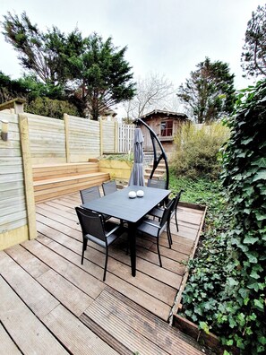 Outdoor dining - Les Bruyeres - Beautiful, renovated 2 bedroom apartment 100 m from the sea (De Haan)
