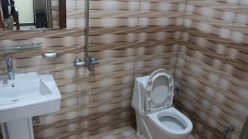 Dusche, kostenlose Toilettenartikel, Hausschuhe, Handtücher