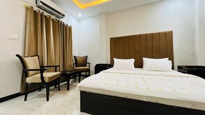Minibar, desk, free WiFi, bed sheets