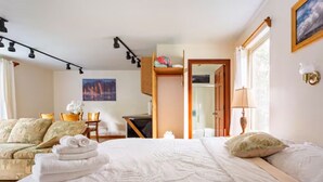 Habitació d'hotel amb un llit, un sofà, una taula i una cadira.