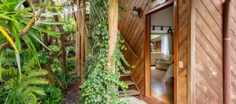 Volcano Rainforest Retreat with a Hot Tub