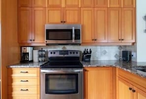 Refrigerador, microondas, horno y parrilla de estufa