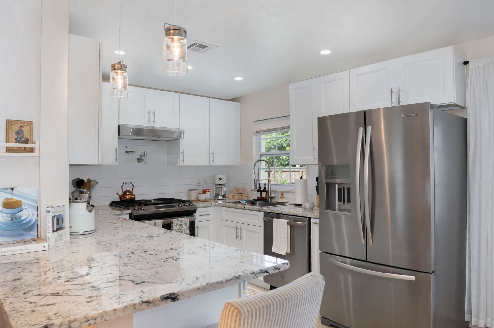 Réfrigérateur, micro-ondes, four, plaque de cuisson