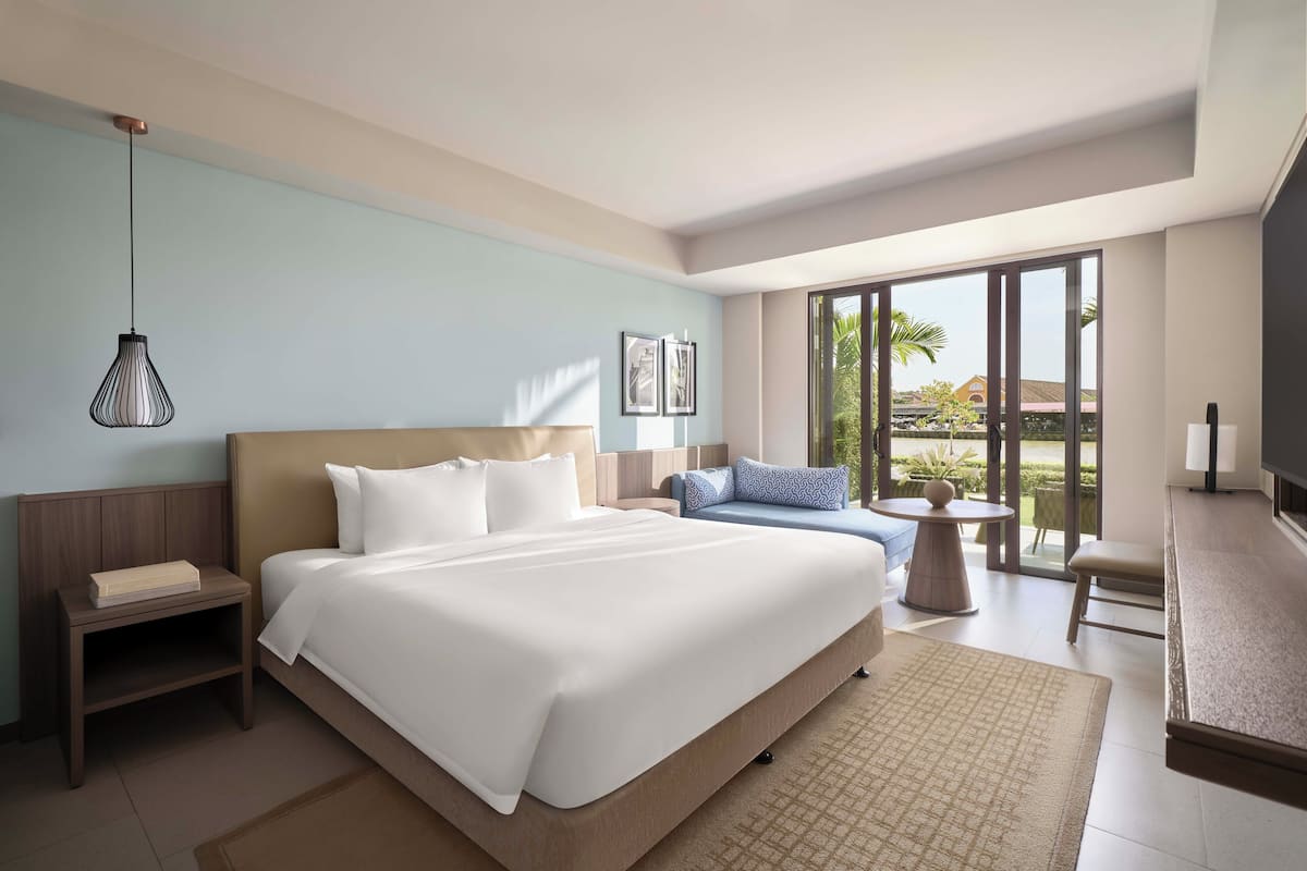 Deluxe Room, 1 King Bed, River View